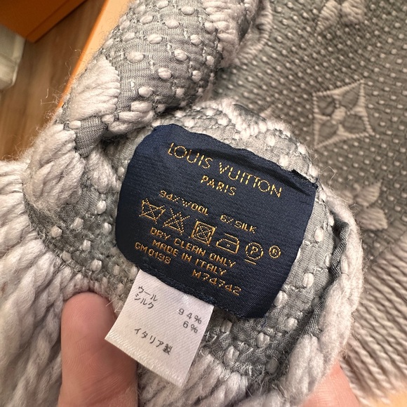 AUTHENTIC LOUIS VUITTON LOGOMANIA SCARF - Picture 9 of 13